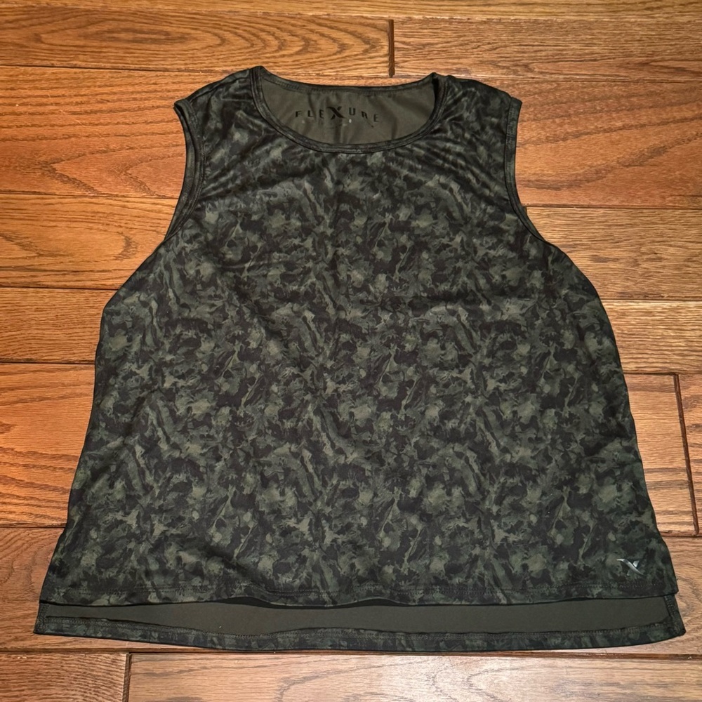 Women's Green & Black Camouflage Type Print Cropped Tank Top